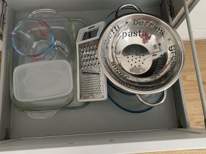 chalet-kitchen-cokking-utensils