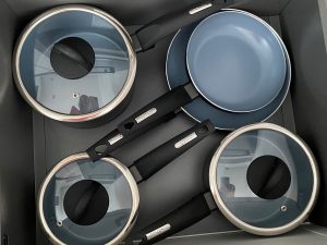 chalet-kitchen-pans