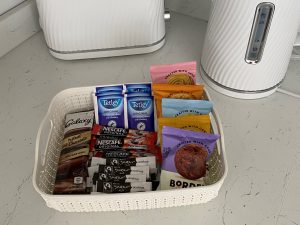 chalet-kitchen-supplies-kettle-toaster